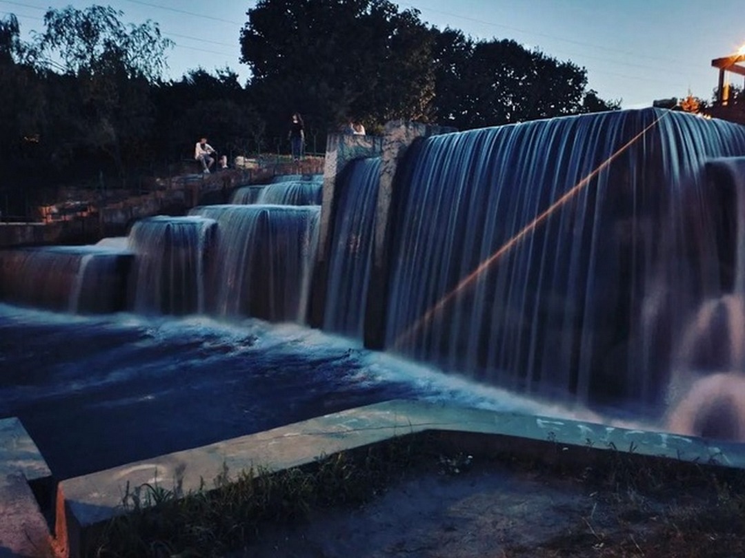002  Cascata di sera a Minsk.jpg